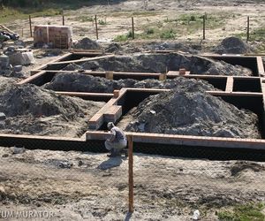 Hydroizolacja fundamentów. Jak wykonać izolację przeciwwodną i wodochronną fundamentów? 