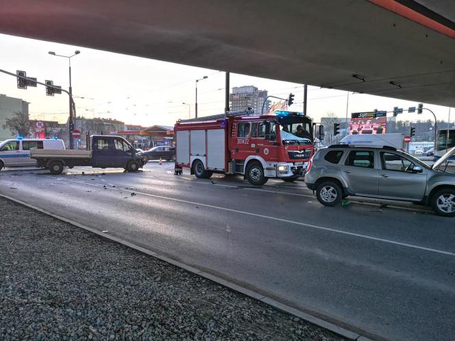 Groźny wypadek na skrzyżowaniu ul. Jagiellońskiej z Ogińskiego! Dwie osoby trafiły do szpitala! [ZDJĘCIA]