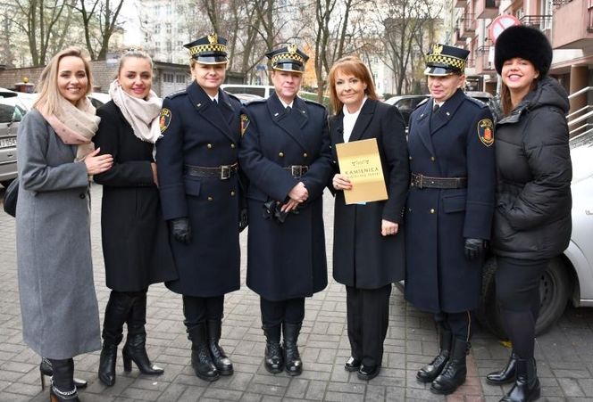 Emilian Kamiński spogląda na przechodniów. Tak uczcili wielkiego aktora