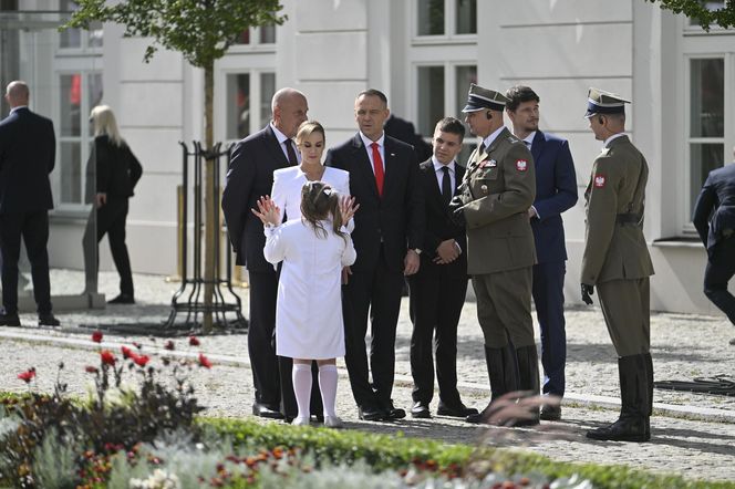 Przejście do Pałacu Prezydenckiego. Pierwsza dama się przebrała 