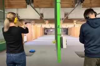 Szymon Hołownia z żoną na strzelnicy