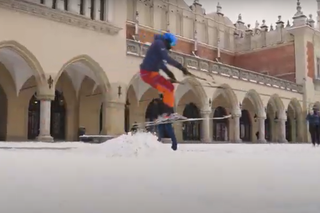Kraków: jeździł na nartach po Rynku Głównym. Zbudował sobie nawet skocznię! [WIDEO]