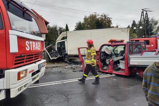 Wypadek w Stróżach. Dostawczak staranowany przez ciężarówkę