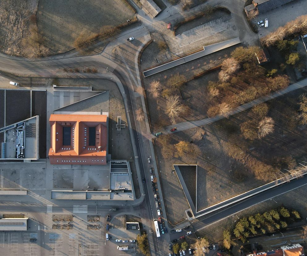 Centrum logistyczne, które wsłuchuje się w ciszę. Powstało na terenie byłego obozu zagłady, który co roku odwiedza 2 miliony osób