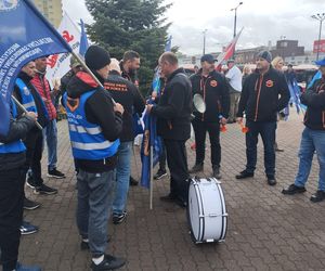 Hutnicy i koksownicy wyszli na ulice w Dąbrowie Górniczej. Apel do rządu o ratunek dla branży i tysięcy miejsc pracy