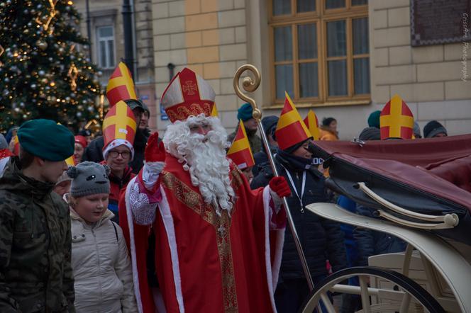 Setki Mikołajów w centrum miasta. Orszak św. Mikołaja w Lublinie