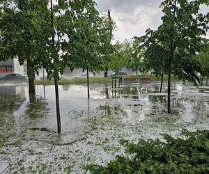 Nawałnica nad Gnieznem. Miasto zalały strumienie wody po ulewie i gradobiciu [ZDJĘCIA].