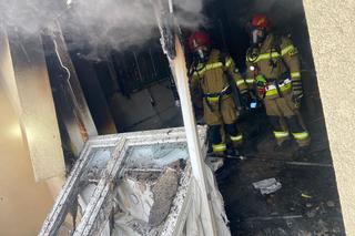 Chciała rozpalić kominek, mieszkanie stanęło w ogniu! 26-latka była w środku z trzyletnim dzieckiem