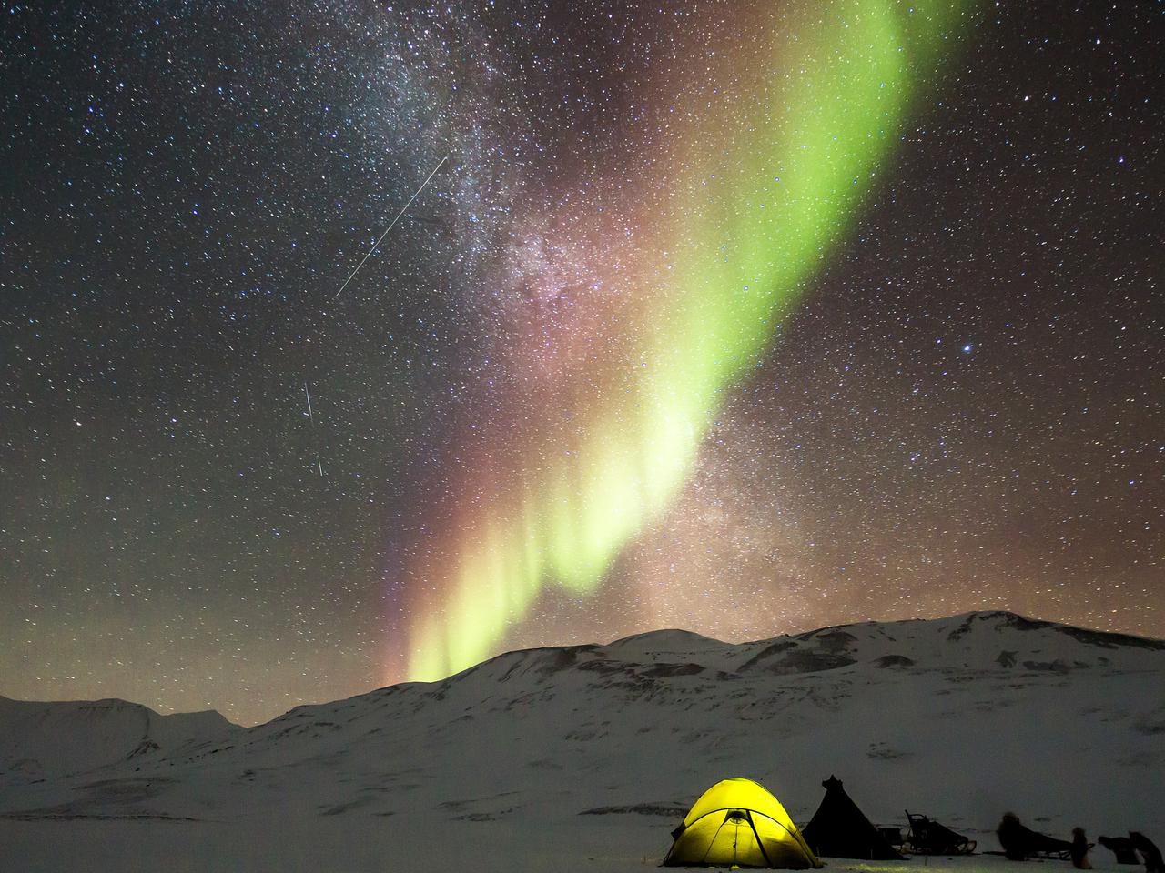 Zorza polarna nad Polską. Żeby ją zobaczyć, trzeba wcześnie wstać