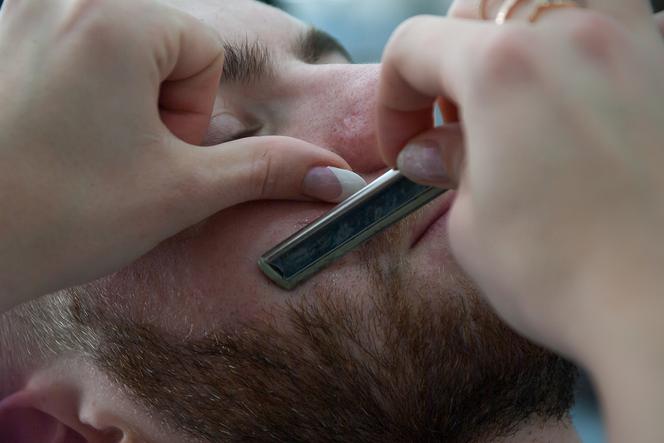 Studenci medycyny MUSZĄ zgolić brody! Uczelnia podpowiada jak to zrobić