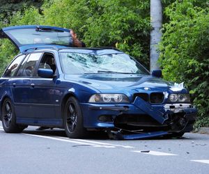 Pruszków. Przed szpitalem wpadł hulajnogą pod BMW. 21-latek w stanie krytycznym
