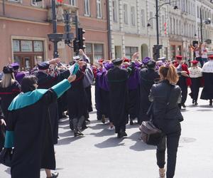 Pochód Juwenaliowy Łódzkich Uczelni. Studenci przejęli Łódź! [ZDJĘCIA]