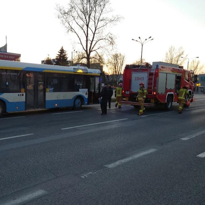 Mężczyzna spadł z kładki na autobus w Bielsku-Białej