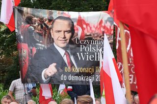 Przyjechali z Niemiec dla Karola Nawrockiego. Ogromne emocje w tłumie. Serce wierne, dłoń otwarta