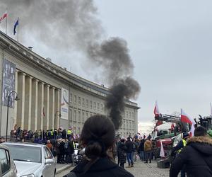 Protest rolników we Wrocławiu. Strajk wymyka się spod kontroli. Urząd Wojewódzki obrzucany jajkami