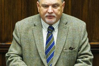 W  czasie obrad Sejmu przeglądał katalog z bronią. Poseł  przyłapany