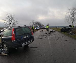 W pow. puławskim zderzyły się ze sobą trzy samochody. Nie żyje kierowca