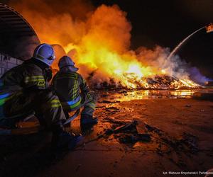 Gigantyczny pożar w Koniecpolu. Ogień pojawił się w firmie składującej odpady