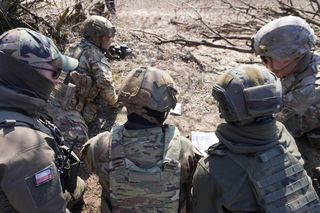 Polacy niechętni szkoleniom wojskowym. Sondaż CBOS ujawnia preferencje dotyczące przyszłości armii.