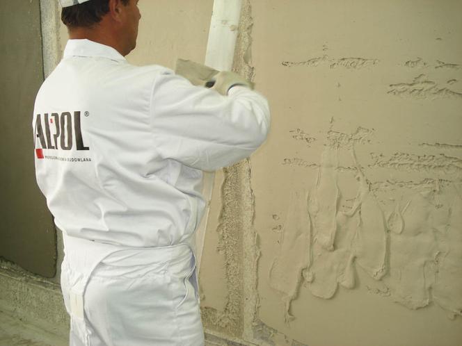 Zacieranie tynku cementowego