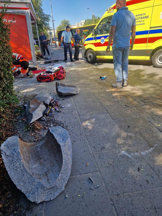 Samochód wjechał w ludzi na przystanku w Warszawie