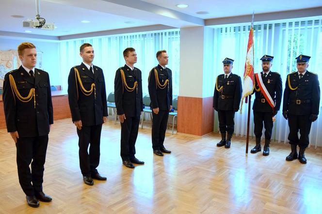 Młodzi strażacy otrzymali nominacje oficerskie. Zostaną skierowani do podkarpackich jednostek [FOTO]