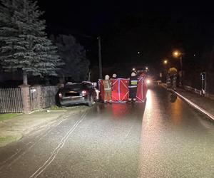 Nie żyje 66-letni mężczyzna przejechany przez samochód. W osobówce nie było kierowcy