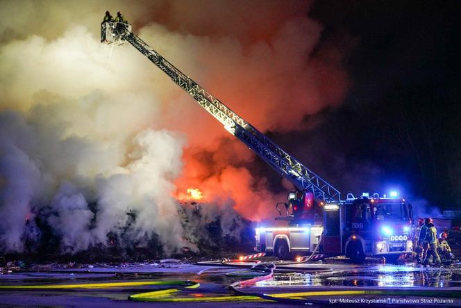 Ogromny pożar w Koniecpolu. Dogaszanie może potrwać kilka godzin