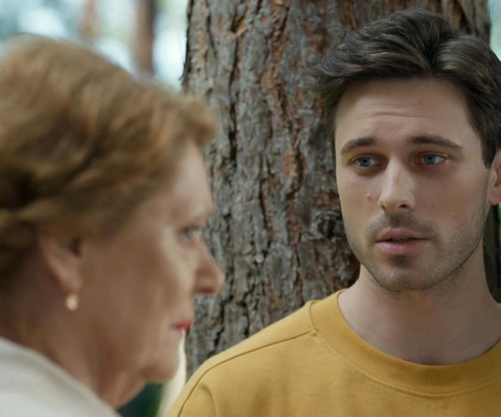 Cezary Opaliński i Józefina Rawiczowa (Marcel Opaliński i Elżbieta Jarosik) rozmawiają w naturalnym otoczeniu. Kobieta ma zaniepokojony wyraz twarzy, spogląda na syna. Mężczyzna wyraża troskę. Emocje bohaterów z serialu Barwy szczęścia zobaczysz na Super Seriale.