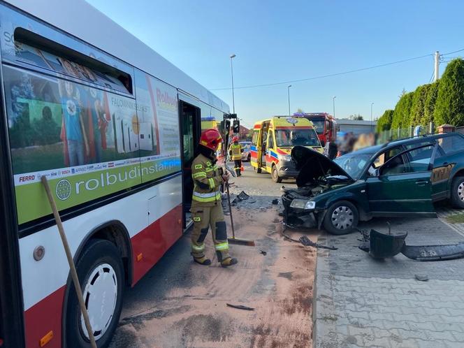 Kraksa autobusu z osobówką w Nowym Sączu. Poszkodowane są dzieci
