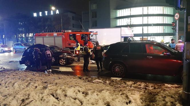 Karambol na Puławskiej. 6 aut rozbitych, dwie osoby ranne. Totalny paraliż