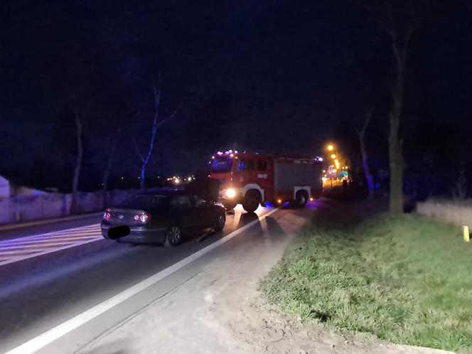 Płock. Osobówka ZDERZYŁA SIĘ z motocyklem! Jedna osoba w stanie ciężkim! [ZDJĘCIA]