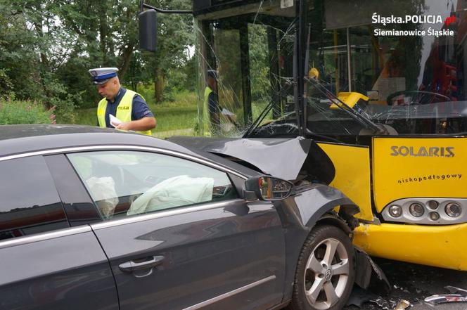 Czołowe zderzenie osobówki z autobusem miejskim