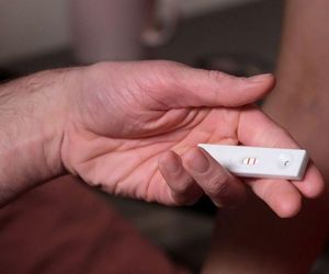 M jak miłość odcinek 1871 ostatni - finał sezonu. Test ciążowy, Kasia (Paulina Lasota), Mariusz (Mateusz Mosiewicz) 