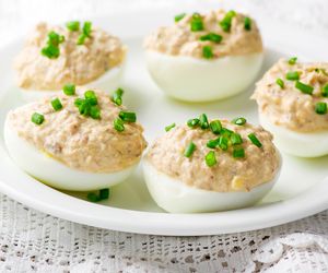 jajka-faszerowane-salami-z-sosem-majonezowo-musztardowym-przepis.jpg