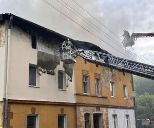 Dramatyczny pożar na Dolnym Śląsku. Mężczyzna ewakuowany przez okno, budynek doszczętnie zniszczony