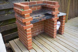 Grill w ogrodzie - z cegieł lub z kamienia. Możesz zrobić go samodzielnie. Zanim weźmiesz się do pracy, poznaj zasady i wskazówki