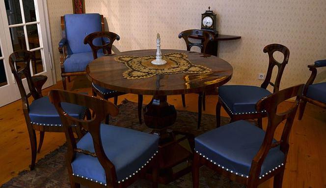 Biedermeier, wiedeński salonik z ok. 1830 roku. W kształtach mebli widoczna większa swoboda twórcza.