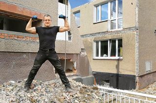Zużywali rocznie 8 ton węgla, a i tak dom był zimny. Przebudowali więc kostkę z lat 80. Mama ma teraz swoją niezależną część