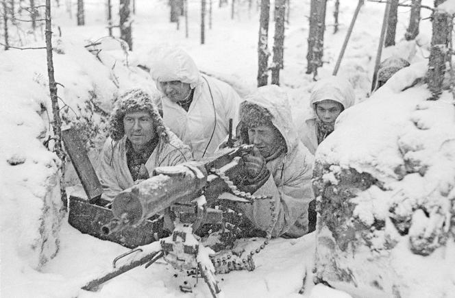 Fińska załoga karabinu maszynowego Maxim M/09-21 podczas wojny zimowej, widoczne zimowe umundurowanie Finów