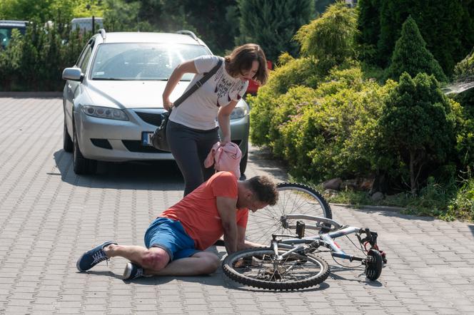 Na Wspólnej odc. 2953. Joanna Berg (Anna Cieślak), rowerzysta (Tomasz Nosiński)