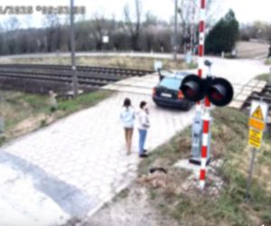 O krok od tragedii. Samochód zepsuł się im na przejeździe. LIczyły się sekundy