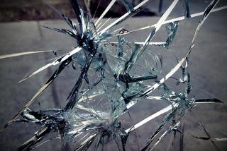 GROZA w szpitalu Barlickiego w Łodzi. Agresywny pacjent rozbił szklane drzwi i zaatakował ratownika