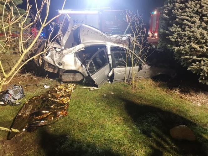 Nieczajna Górna. Bmw huknęło w betonowe ogrodzenie. Nie żyje 20-letni kierowca, pasażer trafił do szpitala