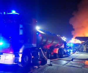 Strażacy walczyli z ogniem na składowisku odpadów w Bełżycach