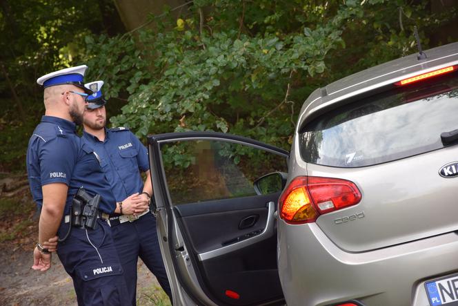 Diler amfetaminy z zakazem jazdy autem wpadł w ręce policji z Pasłęka! Jaka grozi mu kara?