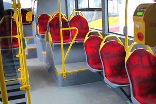 Groźny wypadek w warszawskim autobusie. Pasażer rozbił głową szybę