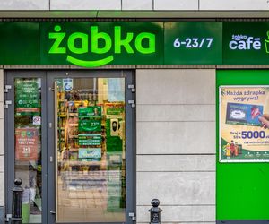 Żabka zaskakuje: woda za 15 groszy. Sprawdź, gdzie i kiedy skorzystać z promocji
