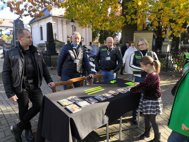 Słoneczna pogoda sprzyjała. 32. Kwesta Na Odnowę Zabytków Starego Cmentarza w Tarnowie