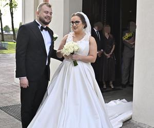 Posłowie Moskal i Kanthak na ślubnym kobiercu. Takie garnitury wybrali